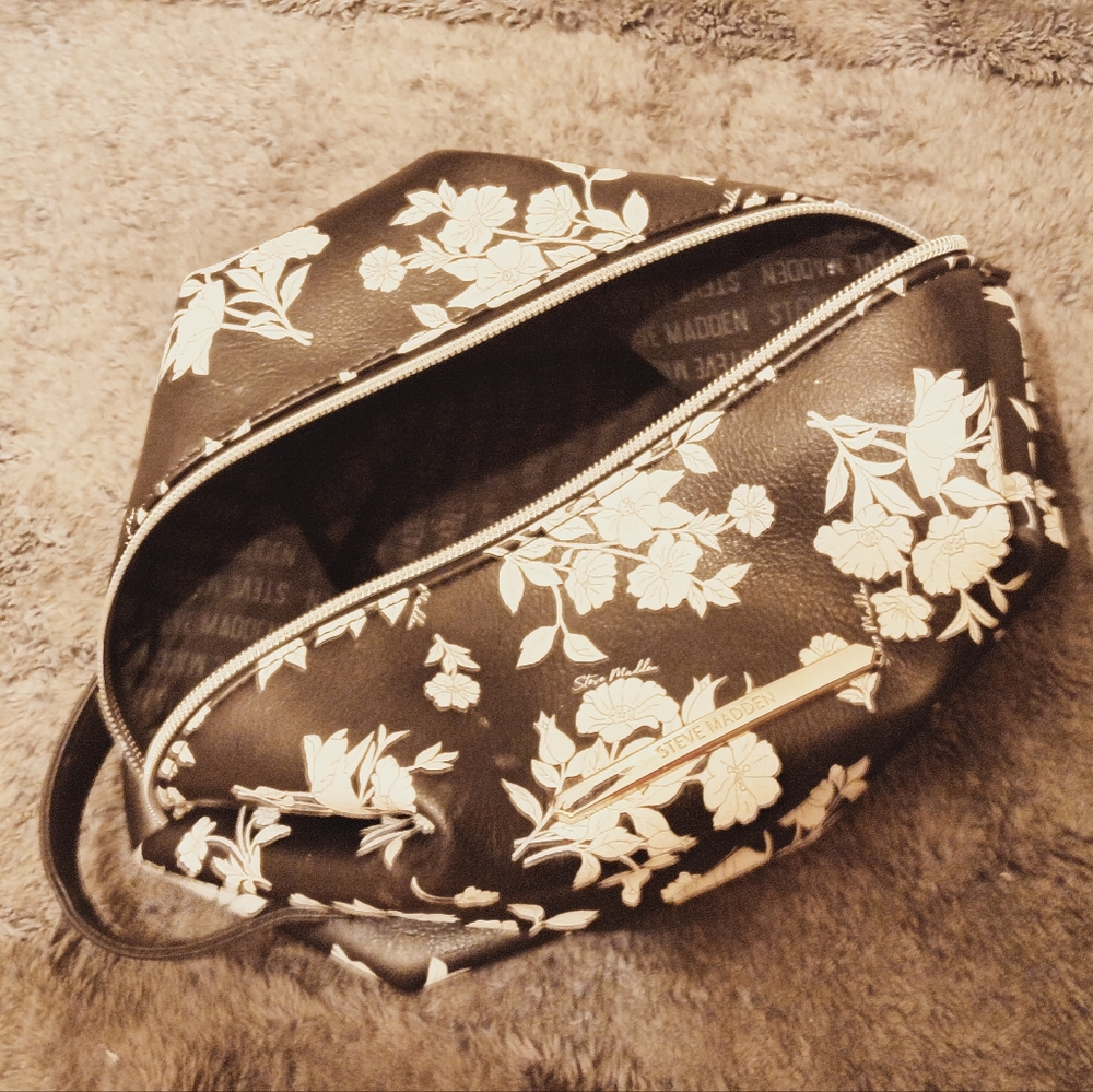 Steve Madden accessory bag